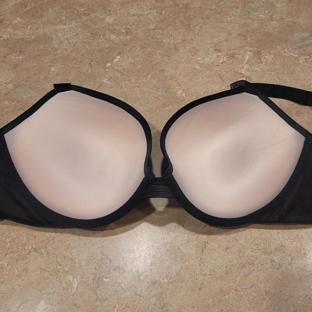 Elegant Black Bra with Silver Accents - Picture 3 of 4